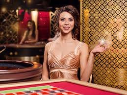 Studio meja blackjack dengan dealer profesional Meja blackjack langsung dengan dealer profesional